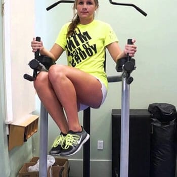 woman doing Alternating Side Knee Raises