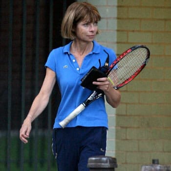 Anna Wintour holding a tennis racket
