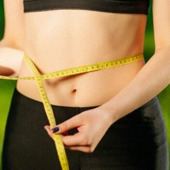 Measuring the stomach size with a measuring tape