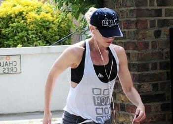 gwen stefani walking out in gym clothes
