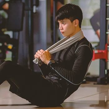 A man with high testosterone doing exercises in the gym