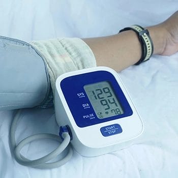A device that measures a heart rate and blood pressure